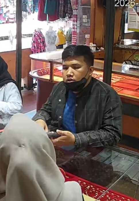 Nekat di Siang Bolong, Pria Bermasker Gasak Emas Rp100 Juta dari Toko Perhiasan di Pasar Horas Siantar
